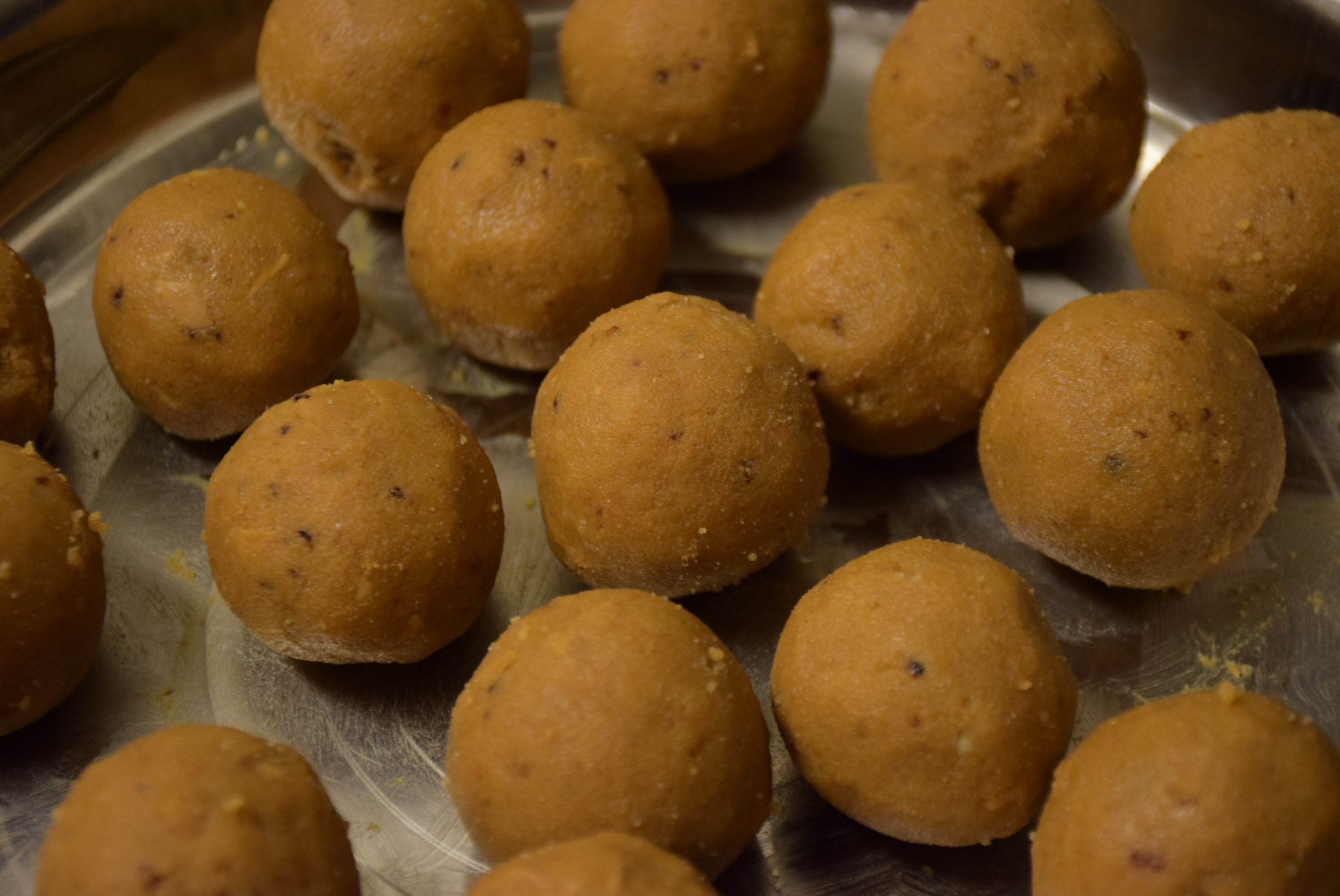 Besan-aate ke laddoo